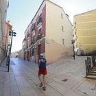 El tipo de pavimento de la calle Hospital de los Ciegos ha sido muy criticado por ser deslizanrte.-RAÚL OCHOA