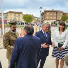 La alcaldesa de Tardajos, Laura Puente, rodeada de las autoridades.