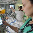 Dos sanitarias atienden a un paciente en el Hospital Universitario de Burgos. ISRAEL L. MURILLO