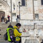 Varias personas hacen fotos de la Catedral de Burgos.