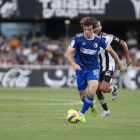 Juan Artola conduce el balón hacia el área del Cartagena, ayer en el estadio de Cartagonova. LALIGA