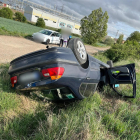 En la carretera de Poza se produjo un vuelco del vehículo a consecuencia de la supuesta intrusión en la calzada de un corzo.