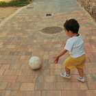 Un niño juega con una pelota.
