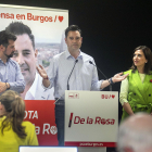 Daniel de la Rosa, en el centro de la imagen, arropado por Luis Tudanca y Esther Peña.