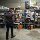 Una vez revisado el palet de devoluciones de Amazon, Disney o Uniliver, entre otros, se organiza por tipo de productos y estado del equipo.