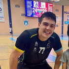 El nuevo jugador del UBU San Pablo junto a un joven seguidor en Algeciras.