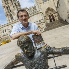 El escritor Roberto Llorente Infante, con un ejemplar de la novela ‘Cruce de caminos en Burgos’.