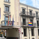 La bandera LGTBI cuelga de nuevo de la fachada del Ayuntamiento de Aranda