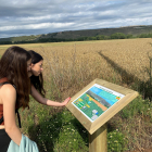 Alumnas observan uno de los carteles de la ruta.