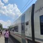 Viajeros apeados en la estación de Monasterio de Rodilla a la espera de que el tren reanudase la marcha.