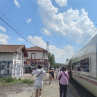 Viajeros apeados en la estación de Monasterio de Rodilla a la espera de que el tren reanudase la marcha.