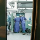 Un equipo de cirujanos prepara a un paciente en el quirófano antes de que llegue el corazón del donante.