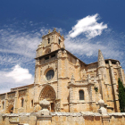 Imagen de la imponente iglesia de Santa María la Real de Sasamón.