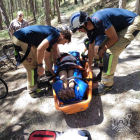 Los Bomberos rescatan a un ciclista accidentado en el cerro de San Miguel.