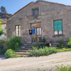 Ángela y Javier frente a la antigua casona que han comprado en Rabanera del Pinar.