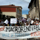 Alrededor de 300 personas protestan contra las macroplantas solares en el Valle de Tobalina (Burgos).