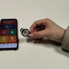 Este es el botón del pánico, un dispositivo bluetooth que la mujer puede activar y la aplicación del móvil que es la que conecta directamente con el sistema de alertas de la Policía Local.