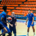 Sani Čampara, en el centro junto a Ocampo, en un entrenamiento en El Plantío con el Tizona.