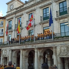 El Recoletas Burgos Caja Rural celebra el triunfo en el balcón del Ayuntyamiento.