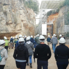 Turistas en la trinchera del ferrocarril, en los yacimientos de Atapuerca.
