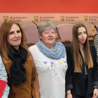 Las emprendedoras Yolanda, Igotxi y Jimena rodeadas por representantes de las entidades que apoyan el proyecto Emprendedoras Burgos.