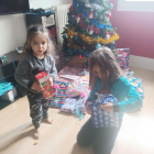 Vera e Izan, dos pequeños burgaleses, abriendo sus regalos de Reyes.