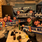 Un grupo de jóvenes disfrutan de la tarde antes de ir al partido