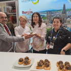El concejal de Turismo con un grupo de profesionales en el stand de Burgos.