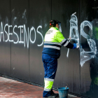 Los operarios del Ayuntamiento de Burgos proceden a eliminar las pintadas en las puertas de la grada Lateral.