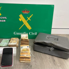 La Guardia Civil recupera una caja fuerte robada con 46.500 euros en su interior.