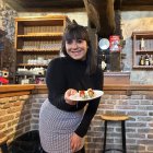 Irene Rubio posa en el bar de Terradillos de Esgueva