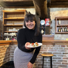 Irene Rubio posa en el bar de Terradillos de Esgueva
