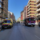 Bomberos y sanitarios tras el incendio en el restaurante La Menta de Miranda de Ebro.