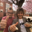 Blanca junto a su padre, David, enfermo de alzhéimer desde hace diez años.