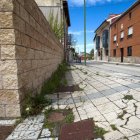 Grietas y hundimientos en una acera de Villatoro que podría deberse al paso de aguas subterráneas.