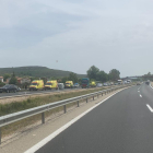 en la imagen se aprecia el helicóptero posado sobre la autovía y las tres ambulancias movilizadas.