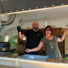 Daniel posa en su Wine Truck con su mujer, Cheryl