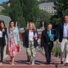 Cristina Ayala (PP) y Fernando Martínez-Acitores (Vox), alcaldesa y vicealcalde de Burgos, respectivamente, suben las escaleras del Fórum Evolución acompañados por parte del equipo de Gobierno.