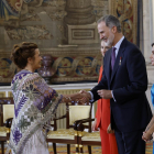 María Esther Cubo recibe la felicitación de Felipe VI durante la entrega de condecoraciones.