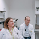 La veterinaria María Rodríguez y el coordinador de la Unidad de Investigación del HUBU, JOrge Labrador.