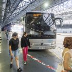 Un grupo de personas espera la llegada de su autobús en la estación de la calle Miranda