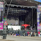 Imagen de fans apostados frente al escenario.