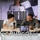 David González y Michu charlan durante la presentación del canterano en El Plantío.