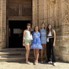 Las reinas, en el centro, junto a las damas