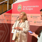 La alcaldesa, Cristina Ayala, recuerda la figura del que fuera primer edil de Burgos en democracia.