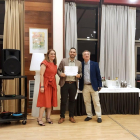 Sergio Pérez Castaños recoge el premio por su libro.