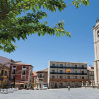 La iglesia de San Esteban también destaca por su valor histórico y arquitectónico en la Plaza Mayor de Roa de Duero.