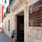 Puerta de entrada a la sede de la Gerencia de Servicios Sociales en la calle San Juan de Burgos.