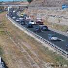 La circulación de la AP-1 está afectada por un accidente en Briviesca. En la imagen se aprecia a las asistencias en el lugar del siniestro.
