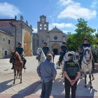 Los guardias a caballo en el monasterio de San Juan de Ortega.